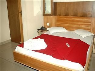 העיר בנגלור Ug Grand Hotel מראה חיצוני תמונה