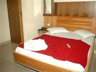 העיר בנגלור Ug Grand Hotel מראה חיצוני תמונה